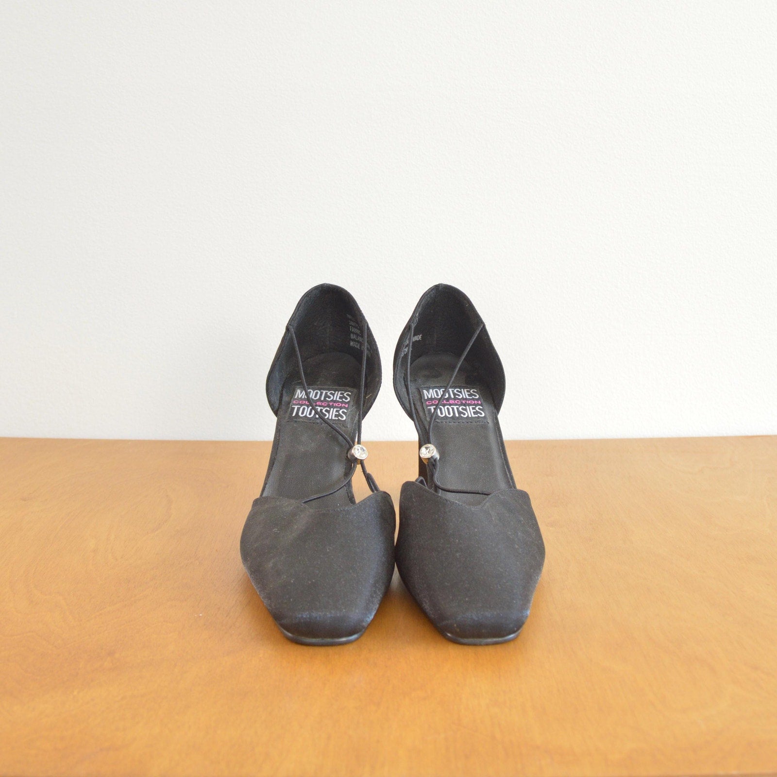 slightly iridescent 90's black pumps