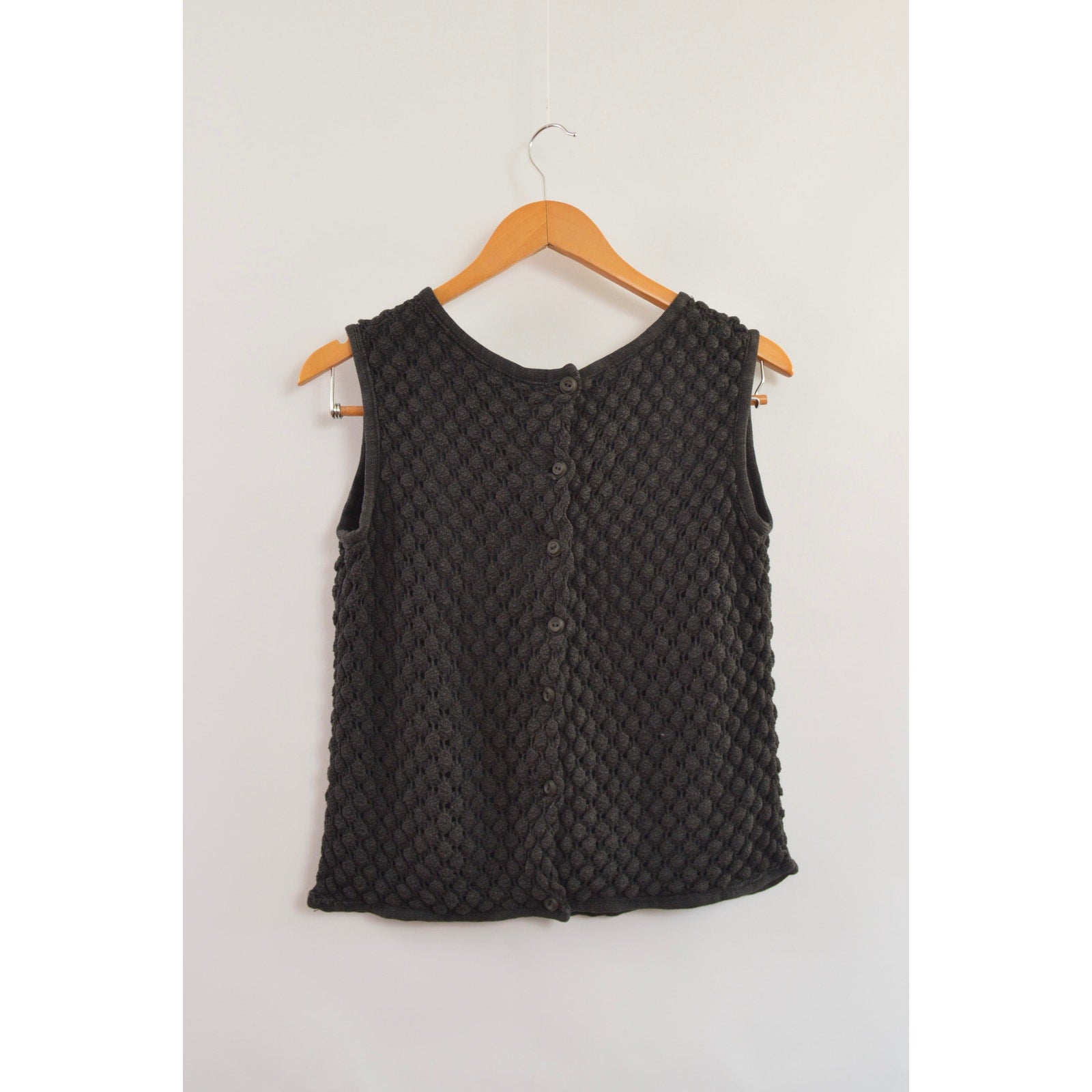 black bubble knit button back cropped miss gotham cotton knit sweater tank
