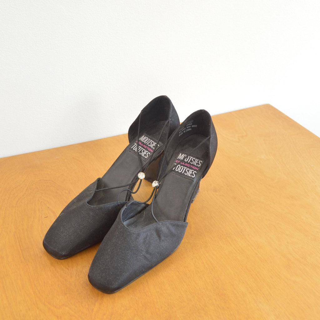 slightly iridescent 90's black pumps
