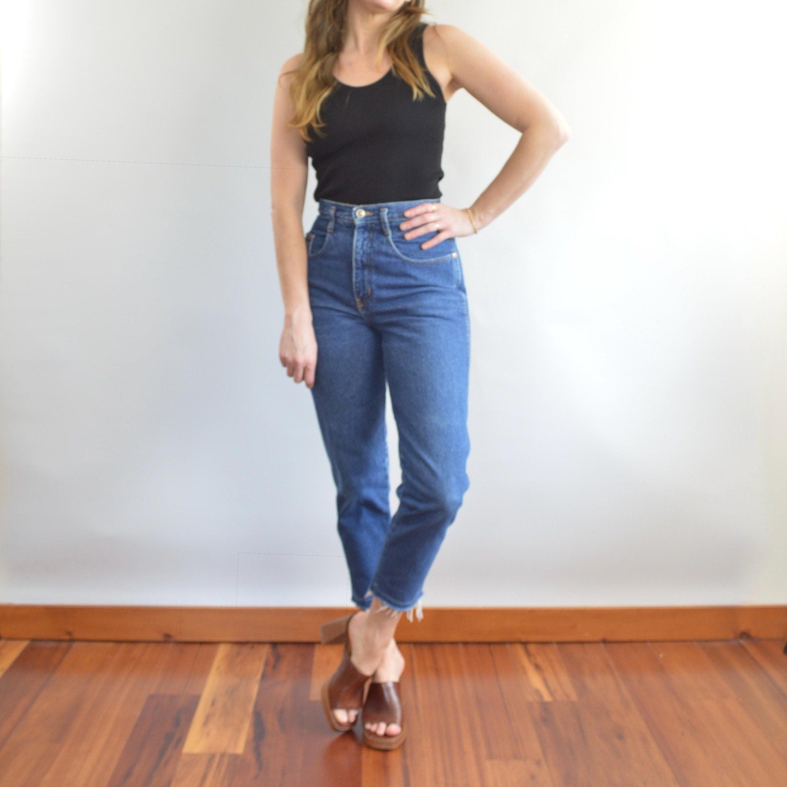 27 x 27.5 dark wash vintage 90’s forenza raw hem straight legs