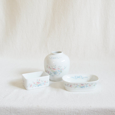 sweet little porcelain three piece bathroom accessory set