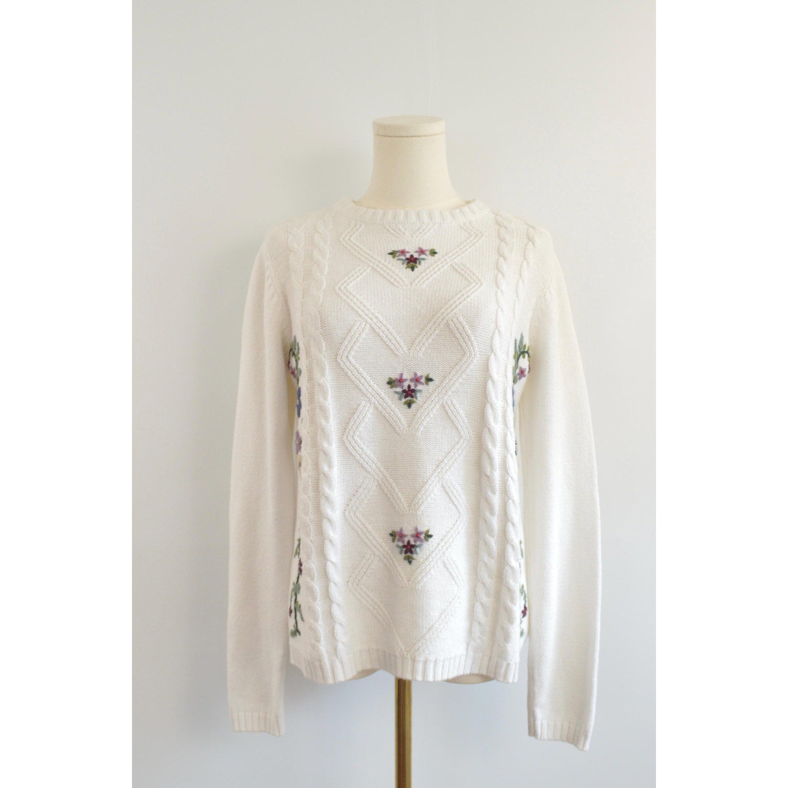 sweet white cropped floral embroidery cable knit crew neck sweater