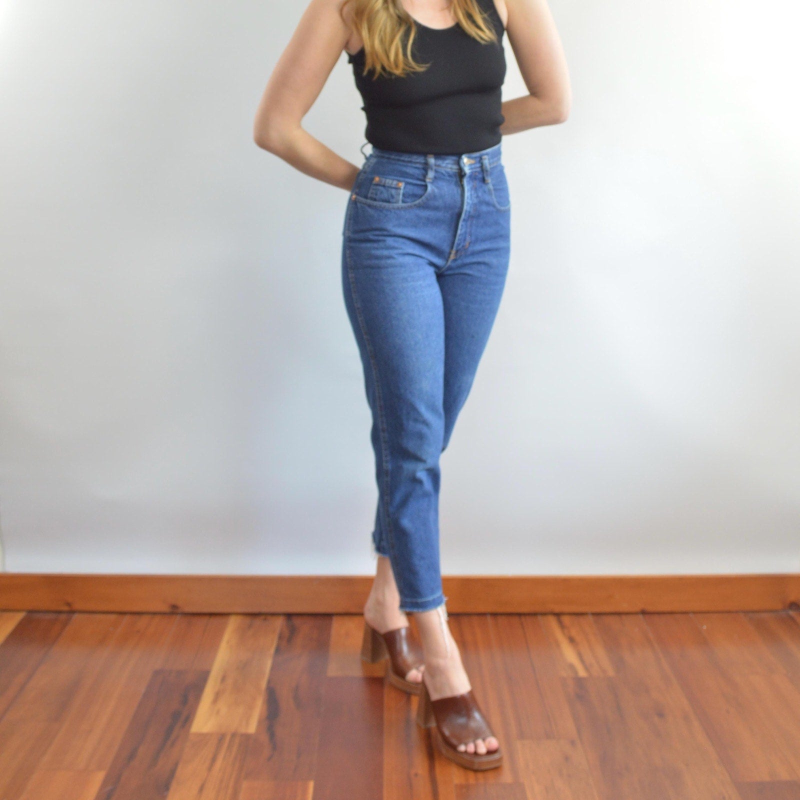 27 x 27.5 dark wash vintage 90’s forenza raw hem straight legs
